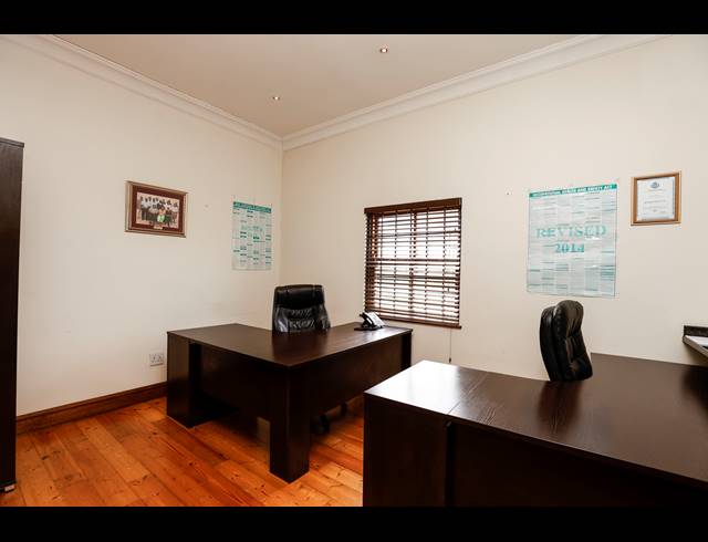 330M² OFFICE FOR SALE IN WINDERMERE